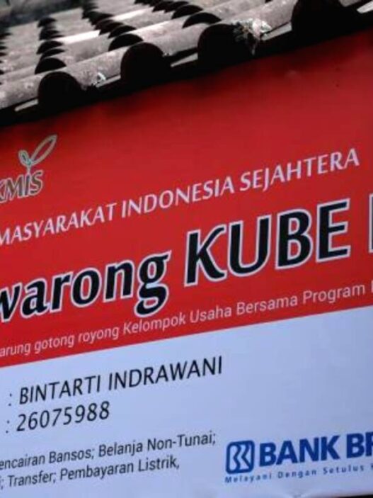 Penerima manfaat menggunakan Kartu Keluarga Sejahtera (KKS) saat berbelanja bahan pangan di e warong resmi untuk memaksimalkan bantuan sosial