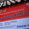 Penerima manfaat menggunakan Kartu Keluarga Sejahtera (KKS) saat berbelanja bahan pangan di e warong resmi untuk memaksimalkan bantuan sosial