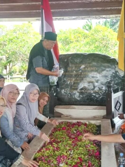 Pengajar MTsN 1 Ikuti Ziarah Tokoh Nasional