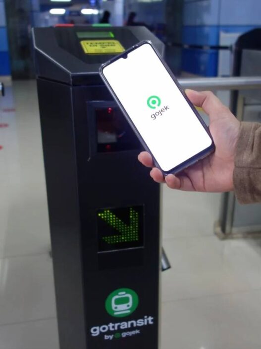 Pengguna KRL memindai QR GoPay di gate stasiun