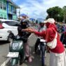 Petani Bagi bagi Cabai Gratis