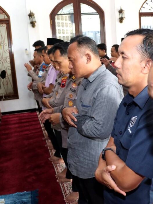 Polres Gelar Salat Gaib untuk Korban Bencana Sumatera Barat