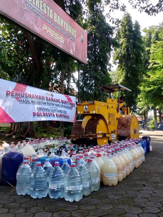 Ribuan Botol Miras Digilas Alat Berat