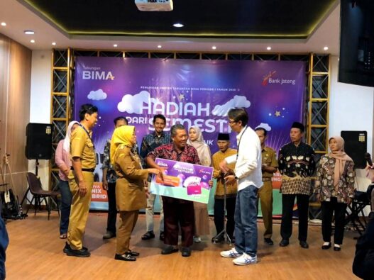 Sarikun Terima Hadiah Rp 75 Juta Dari Tabungan Bima Bank Jateng