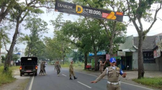Sembilan Reklame Melanggar Ditertibkan