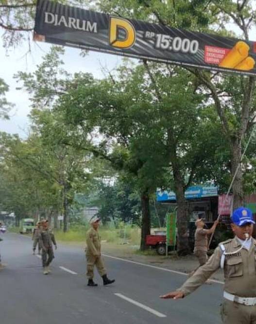 Sembilan Reklame Melanggar Ditertibkan
