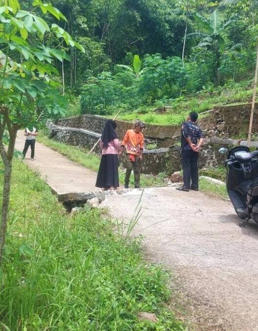Talud dan Jalan Desa Amblas