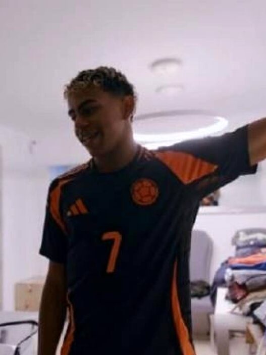 Terciduk Kenakan Jersey Luis Diaz