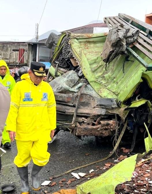 Truk Rem Blong Hantam Tugu dan Ruko