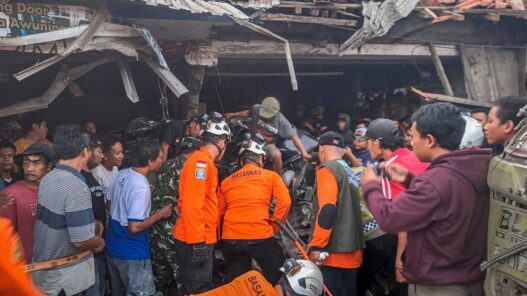 Truk Tangki Seruduk Mobil dan Toko