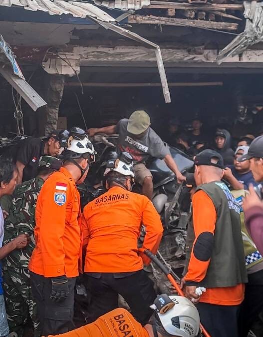 Truk Tangki Seruduk Mobil dan Toko