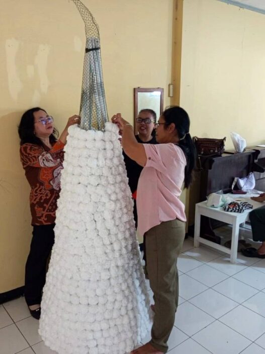 Unik, Pohon Natal dari Kresek Putih