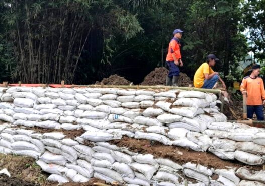 Warga Surotrunan Bangun Tanggul Darurat