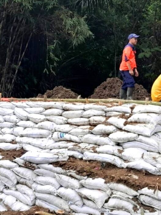 Warga Surotrunan Bangun Tanggul Darurat