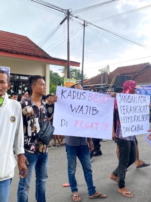 Warga Tuntut Pecat Dua Oknum Perangkat