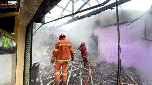 Api Muncul dari Garasi, Rumah Sekaligus Warung Makan Padang di Kembaran Terbakar
