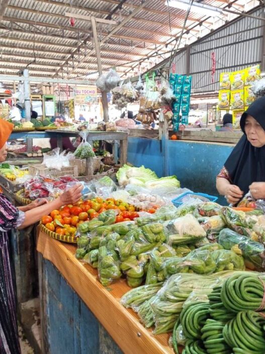 Banjir Bandang Hambat Pasokan Sayur