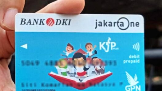 Bansos KJP atau Kartu Jakarta Pintar untuk membantu kebutuhan pendidikan anak dari keluarga pra sejahtera agar tetap layak
