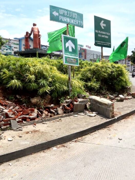 Bundaran Andhang Pangrenan Empat Kali Ditabrak