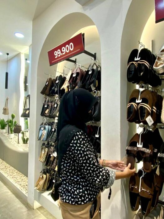 Dua Pasang Sandal Rp 150 Ribu di Winod