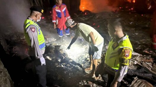 Dua Rumah Terbakar, Satu Lansia Meninggal
