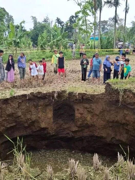 Fenomena Sinkhole Gegerkan Warga Sumbar