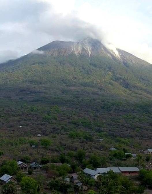 Gunung Ili Lewotolok di NTT dan Gunung Ibu di Malut Erupsi