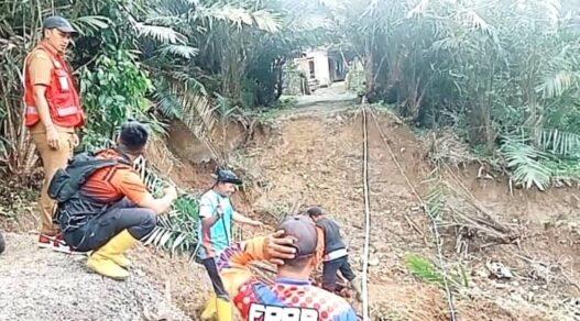 Hujan Deras Picu Jalan Amblas 5 Meter