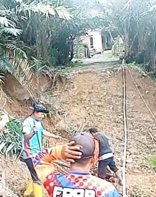 Hujan Deras Picu Jalan Amblas 5 Meter