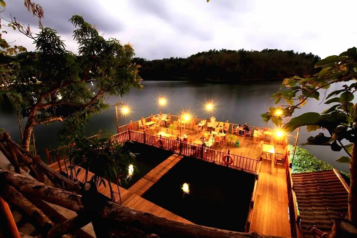 Jembangan Wisata Alam Kebumen Hadirkan Restoran Apung yang Ikonik