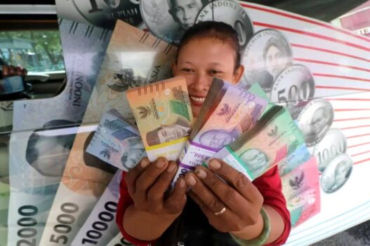 Kurs Rupiah Tembus Rp 16.965