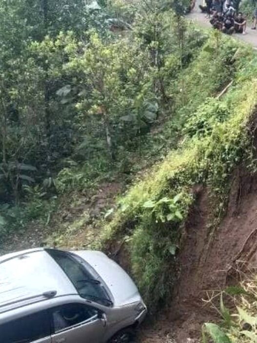 Longsor Tutup Jalan Desa Cikakak