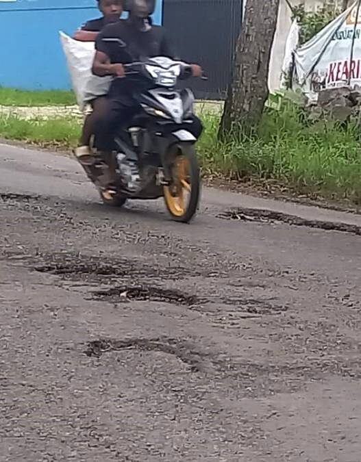 Lubang Jalan Kembali Dikeluhkan