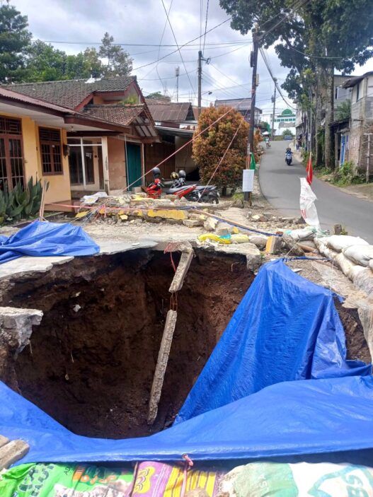 Lubang Sedalam Tujuh Meter Terus Melebar