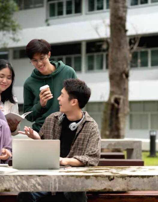 Mahasiswa mengisi pendftaran