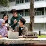 Mahasiswa mengisi pendftaran