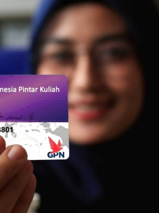 Mahasiswa pegang kartu kip kuliah