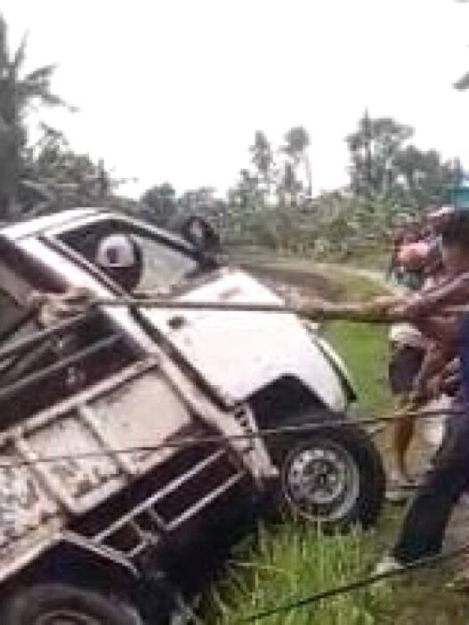 Mobil Pikap Kadus Nusa Indah Terperosok