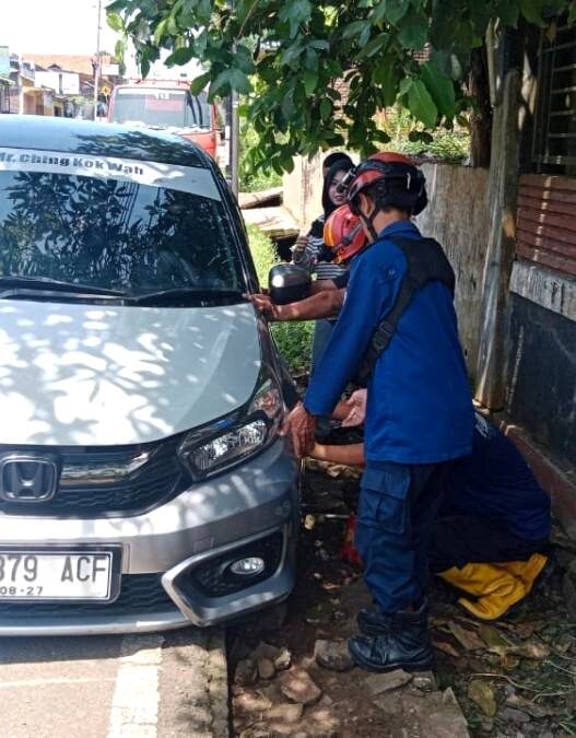 Mobil Terperosok, Lapor Damkar