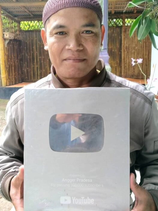 Modal Satu Ponsel Dapat Silver Play Button