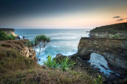 Pantai Karang Bolong Jadi Wisata Hits di Kebumen dengan Keindahan Air Laut dan Suasana Tenang