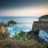 Pantai Karang Bolong Jadi Wisata Hits di Kebumen dengan Keindahan Air Laut dan Suasana Tenang