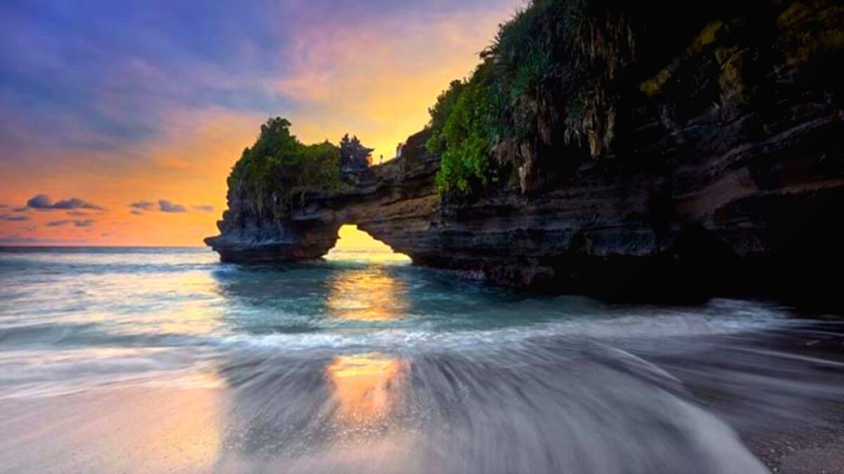 Pantai Karang Bolong Kebumen Hadirkan View Deburan Ombak dan Jajaran Bukit di Sekelilingnya
