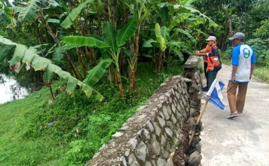 Parapet Jebol, Warga Surotrunan Was was