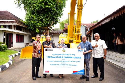 Pemkab Terima Bantuan Dua Alat Berat