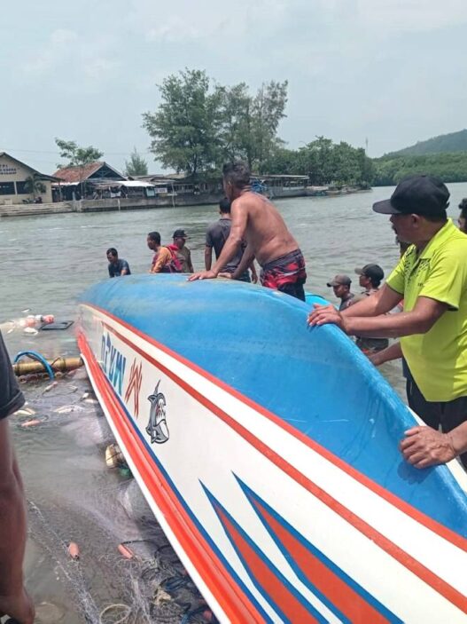 Perahu Nelayan Terbalik Dihantam Ombak Besar