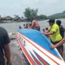 Perahu Nelayan Terbalik Dihantam Ombak Besar