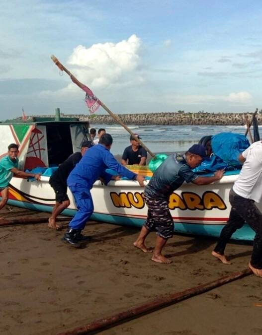 Perahu Nelayan Terbalik, Empat ABK Selamat