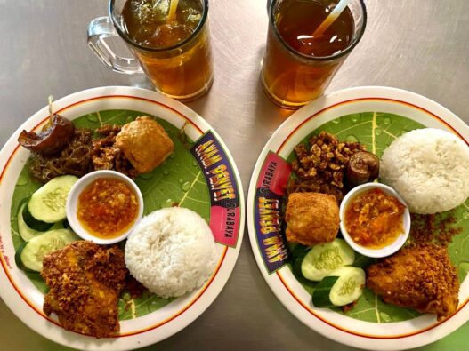 Perpaduan Pedas dan Gurih Ayam Penyet Surabaya