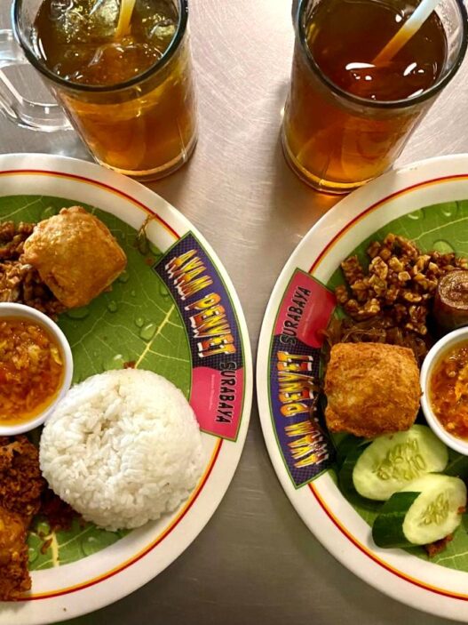 Perpaduan Pedas dan Gurih Ayam Penyet Surabaya